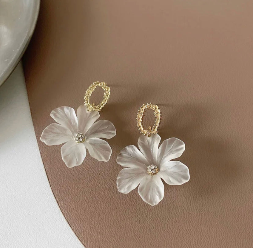 Daisy White Flower Earrings