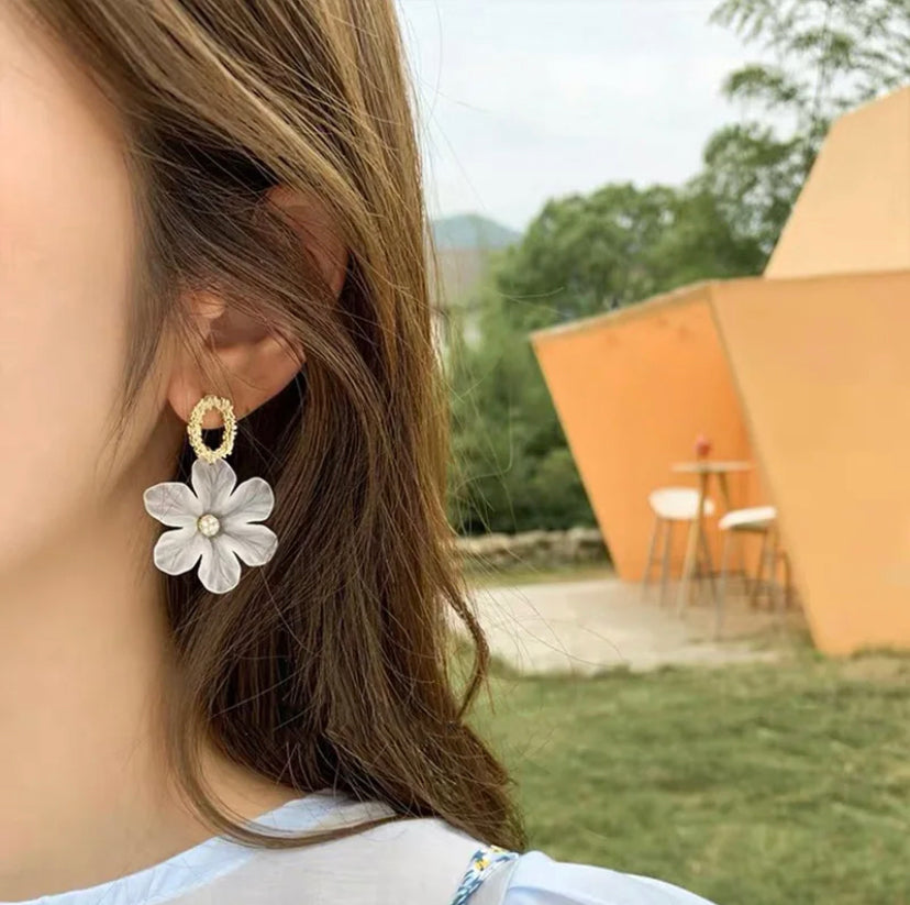 Daisy White Flower Earrings