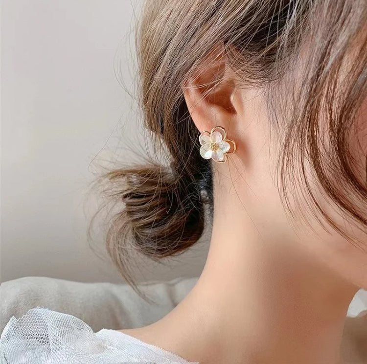 White & Gold Flower Studs
