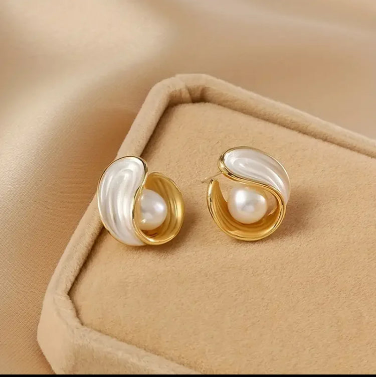 Irregular Circle Pearl Studs
