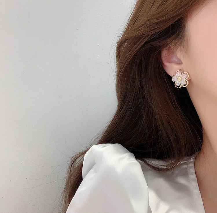 White & Gold Flower Studs