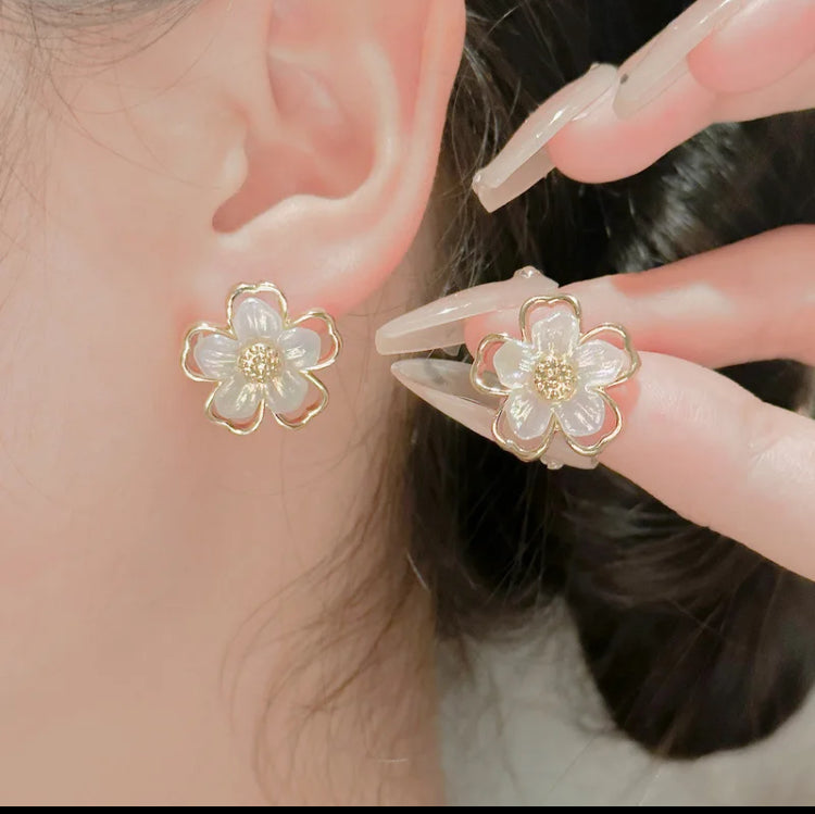 White & Gold Flower Studs