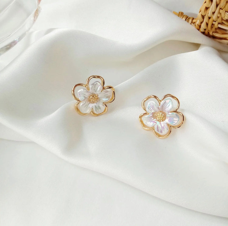 White & Gold Flower Studs