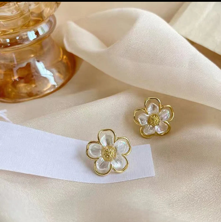 White & Gold Flower Studs
