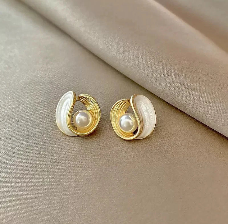 Irregular Circle Pearl Studs