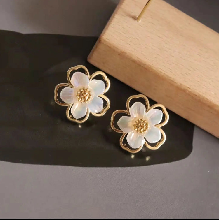 White & Gold Flower Studs