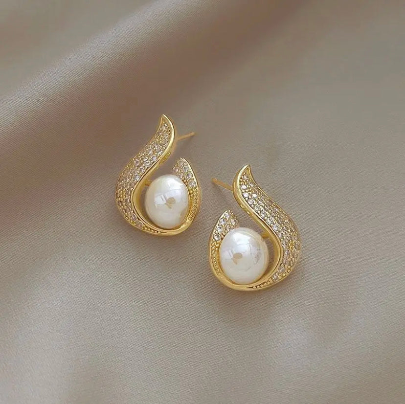 Mermaid Minimalist Pearl Studs