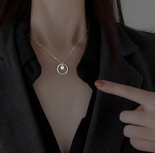 Circle Pendant With Pearl