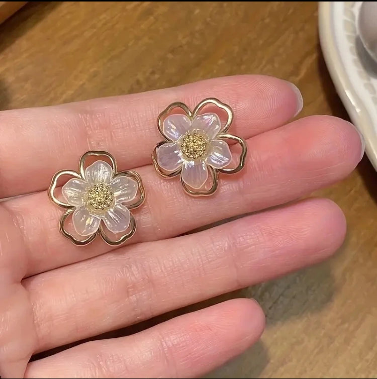 White & Gold Flower Studs