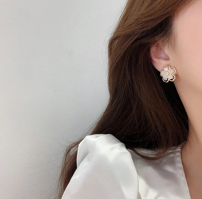 White & Gold Flower Studs