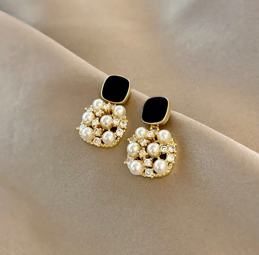 Retro Black Square Pearl Studded Earrings