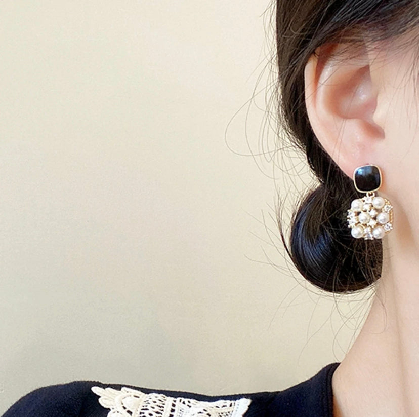 Retro Black Square Pearl Studded Earrings