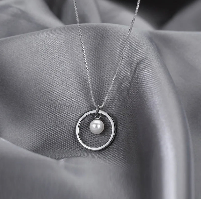 Circle Pendant With Pearl