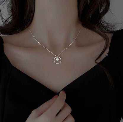 Circle Pendant With Pearl