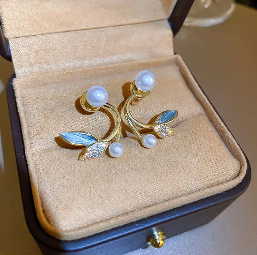 Fish Tail Pearl Earrings