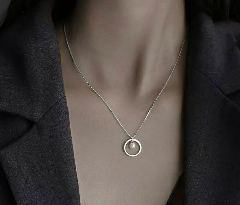 Circle Pendant With Pearl